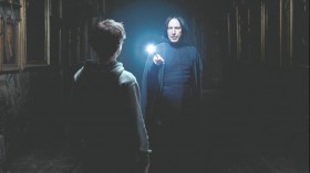 - Поттер, что вы делаете в коридоре ночью?
- Ходил во сне.