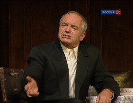 - Это недорогой подарок.
- Что вы? А Вы и не должны приносить дорогие подарки.
- На дорогой подарок у меня просто нет денег. Кроме того, я считаю, что и не нужно дарить дорогие подарки. Трудно дарить дорогие вещи от всего сердца! Дорогие подарки всегда делаются с расчётом, а тот, кто их принимает, выражает своё корыстолюбие.


