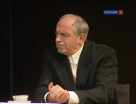 - Говорят, что в Англии едят много жареной картошки...
- Едят. Это дёшево. 
- Но требует много масла?
- Да, я наливаю побольше масла, чтоб прям картошка, прям чтобы плавала прям в нём. Во-первых, это вкусно, Вы знаете? Во-вторых, масло после жарки картошки, оно же чистое остаётся, вот, его можно потом снова использовать. Я там его сливаю в отдельную бутылочку...
- О-о-ох! [бросается к Рахиль и целует ей руку] Я специально Вас спросил. Я проверял, мог об этом не говорить, но я признаю́сь - я проверял. Моя жена, поджарив картошку, всегда сливала оставшееся масло, выбрасывала. Она вообще всё выкидывала и выбрасывала! Так ей нравилось. Из-за этого мы с ней постоянно ссорились. Однажды она сказала, что я, почистив зубы, готов запихать обратно пасту в тюбик.