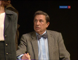 Товарищ! Товарищ - это как водка, пока её пьёшь - тебе хорошо, приятно, потом трещит башка и тошнит. Товарищ - это как барабан, много бума, много шума, а внутри - пусто. Товарищ - это красивые разговоры, это кафе, а под столом - сражение: под столом мужчина кладёт руку на колено чужой женщине и проливает кровь мужа. Товарищи никогда и ничего не делают для тебя, они делают для себя! Они выкуривают тебя как сигарету, потом гасят и забывают. Семья - это другое дело. Это как свеча и пламя - одно!
