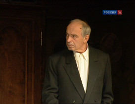 - Да что с того, что ты мне сам рассказал о своих несчастьях? Знаешь, на кого ты похож? Ты похож на того нищего, который ходит по рынку и показывает всем свои гноящиеся язвы. Ты думаешь, если ты показал свои язвы - ты уже святой, да? Нет! Ты, между прочим, приехал в Англию - на мой счёт.
- Мне не нужна Англия!
- Какое счастье для Англии!
