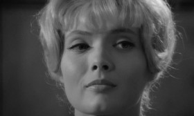 Минуточку, прелестный мотылек… Подурнеть — значит умереть. Пока я хороша — я жива, во мне в десять раз больше жизни, чем в других.