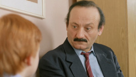 - Ну вот. А потом вы помолчали и сказали, будто про себя: может мне лечиться. 
- Это я сказал?
- Ну да.
- Это я сказал?!
- Ну да, я еще подумал: «У меня мама - врач. Вы это знаете, как бы со мной советуетесь».  Чтобы я маме сказал, а вы потом ...
- Какая мама? Ты что, сдурел совсем?.. Я сказал: что будем делать? Ты сказал: не знаю. Правильно? 
- Правильно.
- Я говорю: а кто будет знать? И тогда ты сказал: а может мне лечиться? Правильно?
- Нет. Нет, неправильно, Андрей Львович. Может мне лечиться - сказали вы. Я еще подумал: вы очень много работаете, такой усталый вид.
- При чем здесь усталый вид? Я последний раз тебя спрашиваю: от чего ты хочешь лечиться?
- Вы спросили: догадываешься, Петров? 
- Хватит! Чем ты болен?
- У вас уже руки трясутся. Вы и вправду болеете. У вас это подсознательно вырвалось. А вы не помните. Мама говорила, - такое бывает, - при сложных формах...
