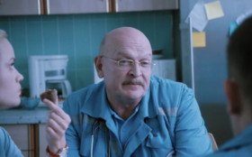 - Знаешь, с тех пор как нас разъединили, некому на Таню пожаловаться!
- А как же Владимир Юрич?
- Ты думаешь тебя заменит, этот старый лысый муд…дрец?
- Я все слышу, недобрый молодец!
- А, слышит хорошо!
- Не стыдно? За спиной.
- Да чё я такого сказал? Нам просто надо перетереть, так сказать… по-женски, наши женские дела.
