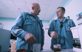 - Ну ты чё?
- Чё?
- Чего?
- Чего?
- Рассказал Райке, что Костю видел?
- Я?
- Ты!
- Рассказал!
- Болтун - находка для шпиона!