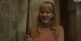 - Салют! 
- Хэллоу! 
- Кому дубленка горела? 
- Мне.
- Держи! [даёт лыжи Ане, потом достает дубленку] Сколько даёшь?
- Сто сорок! 
- За сто сорок сам буду носить! Двести!
- Ты, малыш, не зарывайся! Сто шестьдесят, край! Держи! [Фрида даёт деньги]
- Эксплуатация детского труда! Винил где?
- Ой, простите товарищ! [Фрида смеётся и уходит за пластинкой]
- С вами приятно иметь бизнес, гражданка! [берет пластику] Бай!
- Бай! [мальчик уходит]
- А сколько ему лет?
- Двенадцать! 
