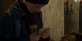 - Салют! 
- Хэллоу! 
- Кому дубленка горела? 
- Мне.
- Держи! [даёт лыжи Ане, потом достает дубленку] Сколько даёшь?
- Сто сорок! 
- За сто сорок сам буду носить! Двести!
- Ты, малыш, не зарывайся! Сто шестьдесят, край! Держи! [Фрида даёт деньги]
- Эксплуатация детского труда! Винил где?
- Ой, простите товарищ! [Фрида смеётся и уходит за пластинкой]
- С вами приятно иметь бизнес, гражданка! [берет пластику] Бай!
- Бай! [мальчик уходит]
- А сколько ему лет?
- Двенадцать! 