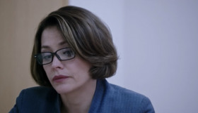 - Привет. Эй, Рыков, слышишь меня? Узнаёшь, кто я такая?
- Вот уж кого не ожидал увидеть-то.
- А кого ожидал?
- Да никого не ожидал. Не нужен никто.
- Ну это-то понятно. Что нового?
- Да я вот думаю, Ольга Кирилловна… Ну, бухать-то я не брошу, это понятно. Вот если бы я курил, ну отказался бы от сигарет, да? Глядишь, проблему бы свою решил. А так мне и бросать нечего. И что делать - непонятно.
- Ну возьмёшь отпуск на неделю.
- Это да. Ты чего пришла-то?
- Тонометр тебе принесла. Давление будешь мерить.
- Так мне мерят, Оль.
- Да я знаю, как мерят. Раз в день! А надо контролировать. Апельсинов тут тебя принесла… Витамин С.
- Ты чего, обо мне заботишься что ли?
- Ничего не забочусь. Кулыгин, вон твоей бывшей жене звонил, она отшила его. Получается и придти к тебе некому…
- Значит, пожалела?
- Значит…