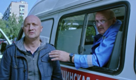 - Да стой ты! Любишь чужих жён целовать, люби и по целовальнику получать!
- Так он же его прибьёт!
- Так скорая рядом!
- Жестокий ты, Айболит!
- А ты представь себя на месте мужа, будет легче!