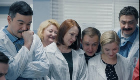 - Оля, Оль… ты меня узнаёшь?
- Рыков…Торт успели довести?
- Успели, Оль, успели.
- Ольга, вы помните, что с вами случилось? Фамилию свою назвать можете? [врач]
- Арефьева я. И вообще, почему не работаем?
- Как ты нас всех напугала!
- С возвращением, дорогая!
- Если что, Ольга Кирилловна, я тут не причём! Видит Бог!
- Бог видит, как мы счастливы, что ты снова с нами, Оля!