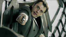 Послушайте, что пишет профессор Челленджер... Он утверждает, что человечество произошло от обезьяны. А вы как считаете, мистер Холмс? Я уверен, что человечество стремится чудовищным образом стать обезьяной. Так проще. Простые поступки, примитивные мысли, примитивные чувства, скотские желания. Человек хочет быть похож на обезьяну.