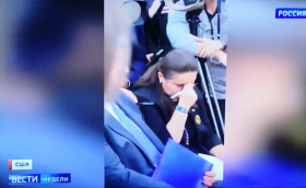 Ничего личного. Есть государственный протокол, кортежи, флаги, почетный караул, кто, где, кого и в какой последовательности встречает, расписано всё по минутам. Согласовывают даже заранее одежду, лидеры будут в пальто или без, в галстуках или без, это всё как дипломатическая смазка для переговоров, чтоб всем было удобно, комфортно и не возникало неуместности. Всё имеет свои традиции и должно работать как часы. Зеленский своим нарядом выразил дипломатическое пренебрежение протоколу. Разберём устроенную Зеленским буффонаду. Как помним, Трамп не встречал Макрона и Стармера на веранде Белого дома, он вышел к выходу, куда подъезжают государственные кортежи. Здесь всё было приготовлено по высшему разряду, чёрный броневик, флаги стран, караул почёта, Трамп в костюме с галстуком встречает и... перед ним оказывается нечто с клокастой бородой и в одежде грузчика. А ведь американцы в канун визита предупредили делегацию Украины о деловых костюмах на встрече. Он же не из окопов приехал, да и не сидит он лично в окопах. Ещё замечание, если вы в шикарном смокинге, с бабочкой, можно ли стать посмешищем? Можно. Вы окажетесь в дураках, если все в компании одеты в худи, джинсы и кроссовки. Трамп посчитал, что его хотят унизить или считают незначительным дворецким. Дальше по ошибкам сделанных Зеленским на встрече Трампом. Из американских деловых дресс–кодов и рекомендаций жизненного успеха: «Хочешь стать миллионером, выгляди как миллионер». Для американского глаза это важно. Ваша одежда в Америке важна, даже важнее , чем в Европе. Бывают случаи, когда ошибка в одежде становится фатальной, как, например, провал переговоров с катарцами, «цеевропейцы» им показали подошвы своих туфель, что по арабским правилам оскорбление и грязное поведение. Зеленский выглядел, как неудачник. А это ещё одна американская заповедь: «Не общайтесь с неудачниками, это заразно!» А Трамп, в этом смысле, очень разборчив в связях. Ещё одно правило: «Не приобретайте то, что требуется кормить или требует перекраски». Нынешняя Украина требует и того и другого.  Зеленский с ходу повёл себя в Овальном кабинете неадекватно, с лёту сорвался на хамство, переходя на личности с Венсом. Отказался от переводчика, имея не совсем чистое произношение. Говорить и пропускать, не понимая большую часть речи оппонентов. Это Венса с Трампом бесит. Упуская прекрасную возможность промолчать, Зеленский заявляет, что Украина сильная, и что она была одна. Бесцеремонно перебивая Трампа, перед американской прессой. Слушая, что отвечает Трамп в позе нахохленой птицы, скрестив закрыто руки и перекрестив ноги. Дворовая пошлость. Сморозить глупость, сказав, что Трамп говорит словами Путина. Трампа участие в этой, навязанной ему пьесе, – ля скандаль начинает надоедать. С ним, с президентом США, в главном Овальном кабинете ещё никто так не разговаривал. Трамп пытается объяснить ещё раз элементарное, что если Зеленский не согласится на мир, то это станет фатальной ошибкой. Зеленский сорвался в неадекватные обвинения и Трамп решил прекратить бесполезную встречу. Зеленский увидев, что посол Украины закрывает лицо рукой от стыда, замолчал. После этого Зеленского быстро выпроводили из Белого дома, хоть украинская делегация ещё час пыталась договориться, ей тоже указали на дверь. Торжественный обед выставили в коридор, договора с ними не подписали, а лицедея вытолкали взашей. Роль шута была короткий, но яркой. Для Трампа всё стало ясно, Украина - это «чумной актив». 